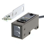 Omron Diffuse Photoelectric Sensor, Block Sensor, 700 mm Detection Range