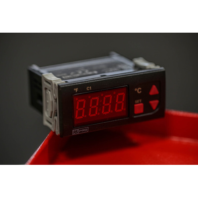 RS PRO Panel Mount On/Off Temperature Controller, 77 x 35mm 1 Input, 1 Output Relay, 230 V ac Supply Voltage