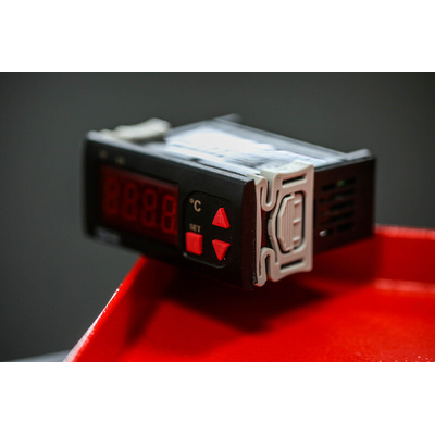 RS PRO Panel Mount On/Off Temperature Controller, 77 x 35mm 1 Input, 1 Output Relay, 230 V ac Supply Voltage