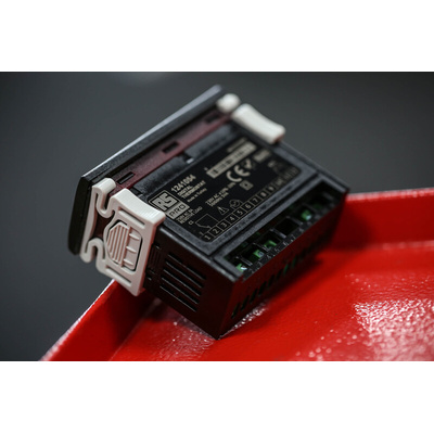 RS PRO Panel Mount On/Off Temperature Controller, 77 x 35mm 1 Input, 1 Output Relay, 230 V ac Supply Voltage