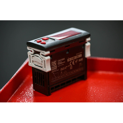 RS PRO Panel Mount On/Off Temperature Controller, 77 x 35mm 1 Input, 1 Output Relay, 230 V ac Supply Voltage