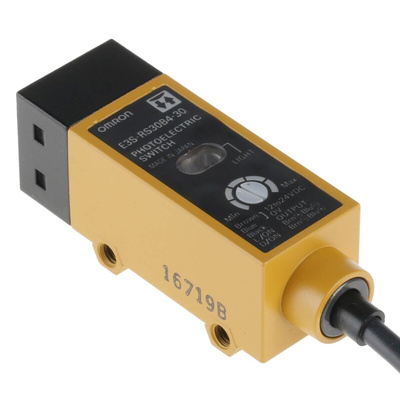 Omron Retroreflective Photoelectric Sensor, Block Sensor, 300 mm Detection Range