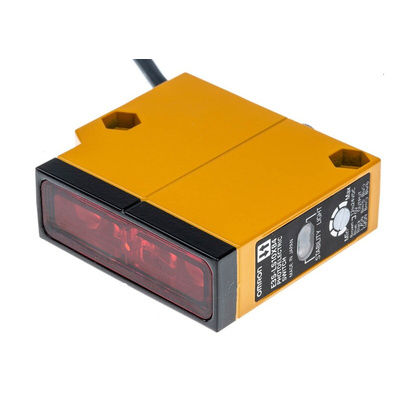 Omron Diffuse Photoelectric Sensor, Block Sensor, 30 mm → 100 mm Detection Range