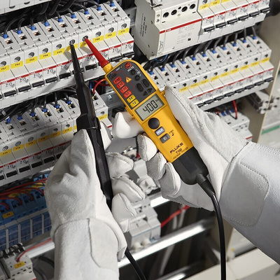 Fluke T130, LCD Voltage tester, 690V, Continuity Check, Battery Powered, CAT III 690V With RS Calibration