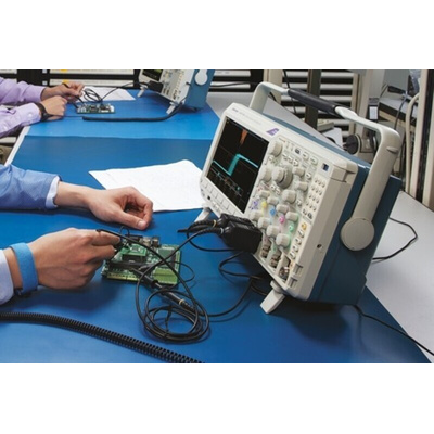 Tektronix MDO3104 MDO3000 Series Digital Portable Oscilloscope, 4 Analogue Channels, 1GHz - RS Calibrated